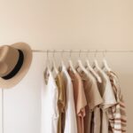 Must-have w każdej garderobie - które elementy odzieży są uniwersalne i nigdy nie wychodzą z mody?