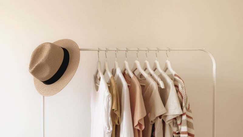 Must-have w każdej garderobie – które elementy odzieży są uniwersalne i nigdy nie wychodzą z mody?