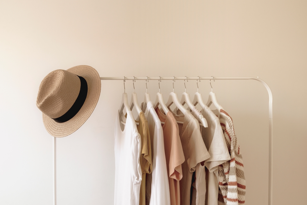 Must-have w każdej garderobie – które elementy odzieży są uniwersalne i nigdy nie wychodzą z mody?