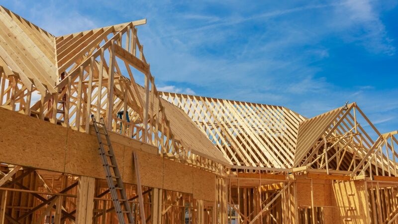 Jaka tarcica konstrukcyjna na dach?